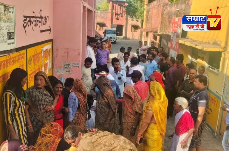 Jhansi News: खेत में पानी लगाने के दौरान बिजली का तार गिरने से माँ और दो बेटों की दर्दनाक मौत