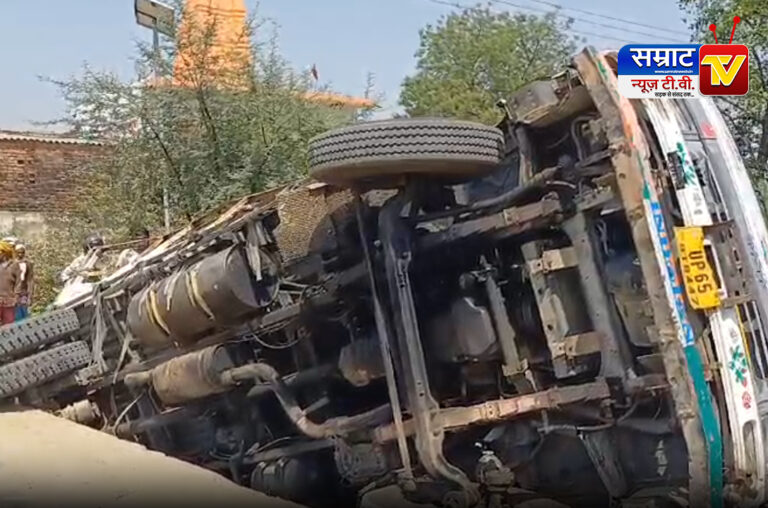 Chandauli News: चंदौली में गोवंश से लदी ट्रक पलटी- 15 पशुओं की मौत, पुलिस की कार्रवाई पर उठ रहे सवाल