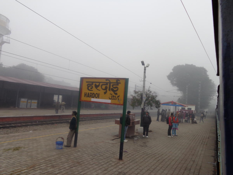 Hardoi News: हरदोई रेलवे स्टेशन पर महिलाओं के लिए निःशुल्क सेनेटरी पैड मशीन, बटन दबाते ही मिलेगी सुविधा