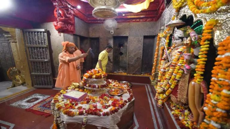 Balrampur News: सीएम योगी ने की मां पाटेश्वरी देवी की पूजा, गौशाला में गायों को खिलाया गुड़ और चारा