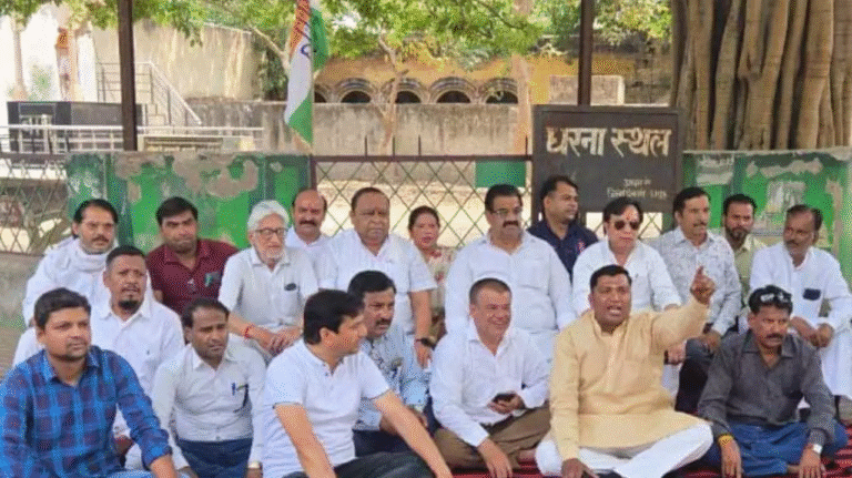 Hapur News: नेशनल हेराल्ड मामले में ईडी की कार्रवाई के खिलाफ कांग्रेस का विरोध प्रदर्शन, गांधी प्रतिमा स्थल पर दिया धरना