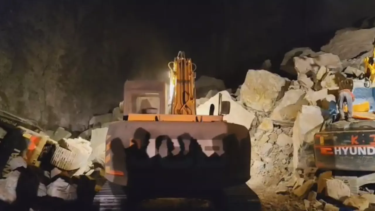 3 workers injured in mine collapse