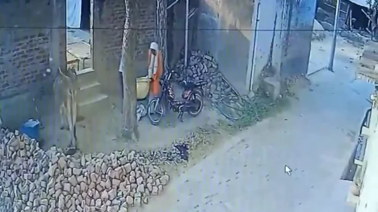 Raebareli News: आंगनबाड़ी कार्यकत्री पर सरकारी तेल बेचने का आरोप, CCTV में कैद हुई पूरी घटना