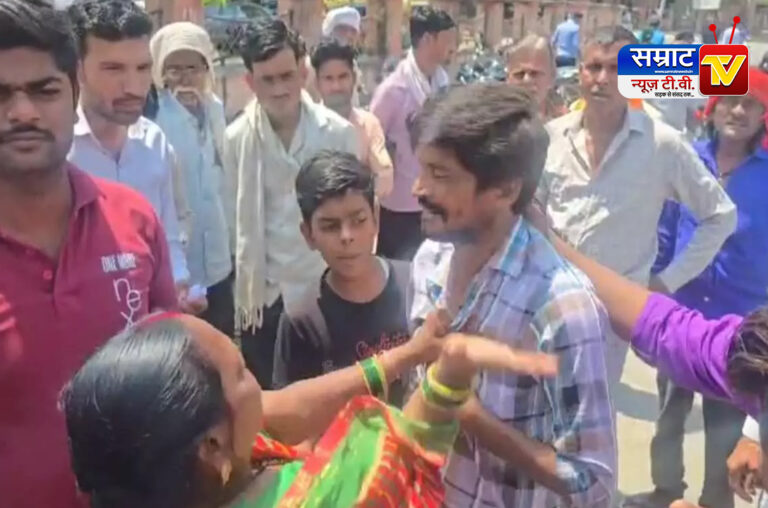 Jhansi News: एक महीने की ठगी का बदला — मेडिकल कॉलेज में महिला ने टप्पेबाज को पीटकर लिया हिसाब