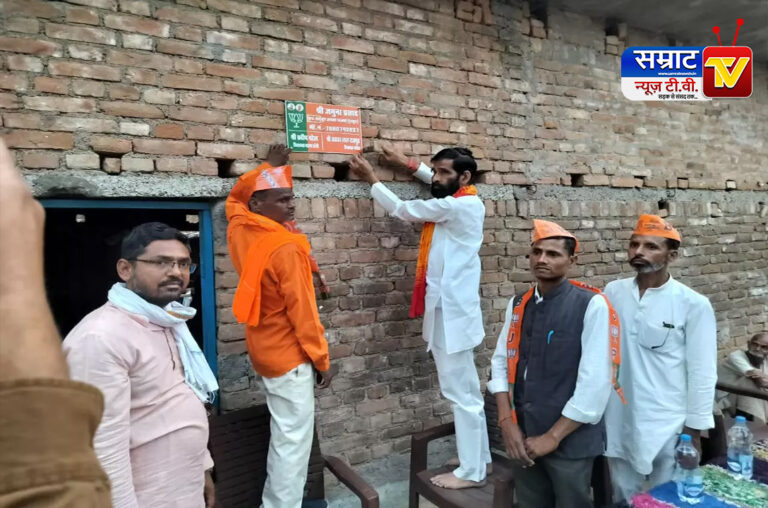 Jhansi News: झांसी के गरौठा विधायक तख्ती और हथौड़ी के साथ बूथ अध्यक्षों को दे रहे खास पहचान