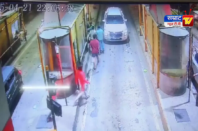 Hapur News: टोल प्लाज़ा पर ट्रक निकालने को लेकर विवाद, दबंगों ने टोलकर्मी को पीटकर किया घायल