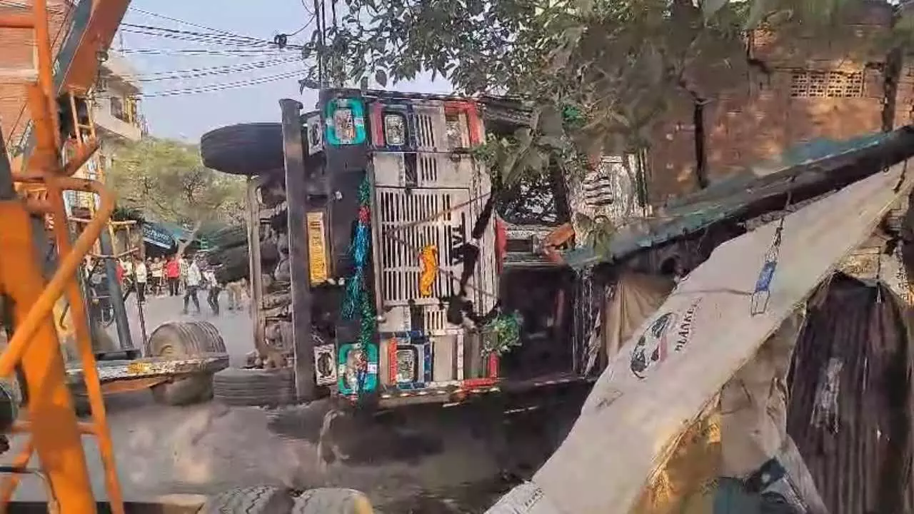 raebareli-news-truck-overloaded-with-gravel-overturned