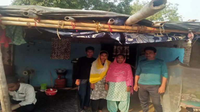 Bareilly News: पीएम आवास योजना से अब तक वंचित गरीब परिवार, लकड़ी और पन्नी के सहारे जी रहे जीवन, CM पोर्टल पर लगाई गुहार