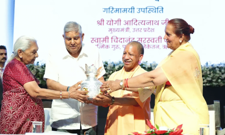 Lucknow News: राज्यपाल आनंदीबेन पटेल की जीवनी ‘चुनौतियाँ मुझे पसंद हैं’ का उपराष्ट्रपति जगदीप धनखड़ ने किया लोकार्पण