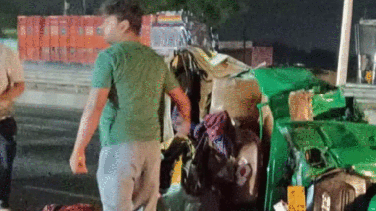 Chandauli News Coming from Wrong side auto collides with Truck