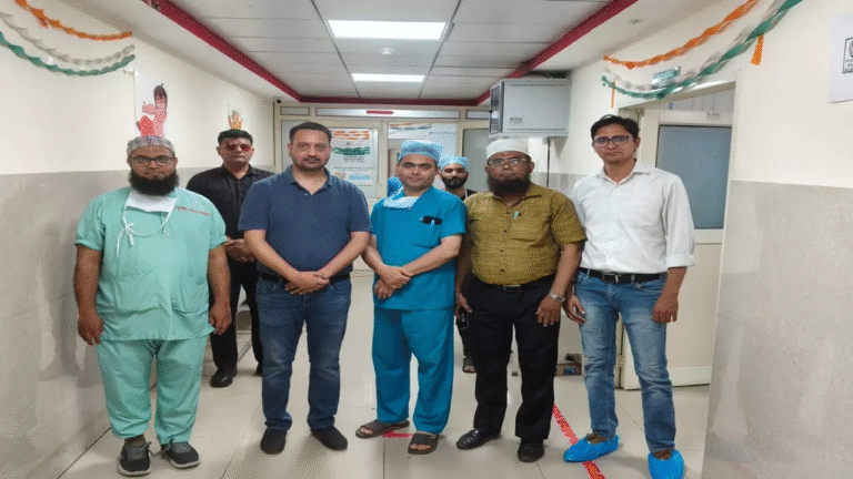 Former MLA Zafar Alam donated machines worth 25 lakhs to JN Medical College
