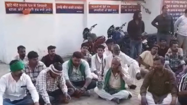 Pilibhit News: भाजपा नेता की दबंगई के खिलाफ थाने में भारतीय किसान यूनियन का धरना, पुलिस पर भी पक्षपात के आरोप