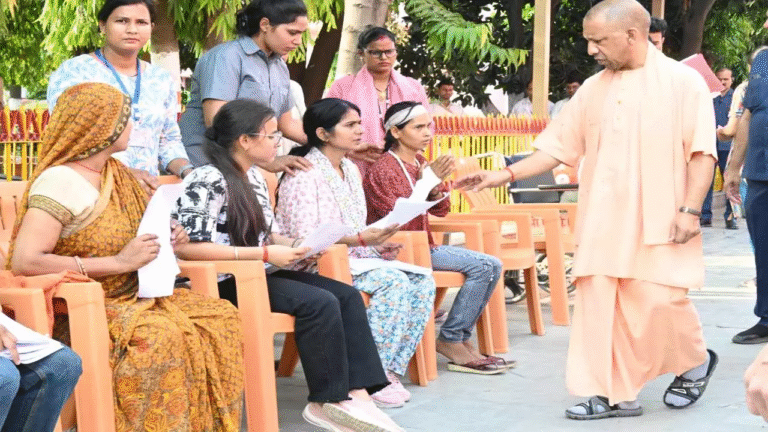 Yogi Adityanath gave assurance to the deprived in Janta Darshan