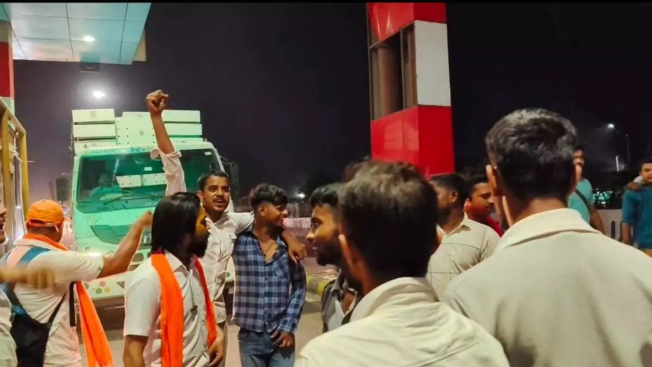 Toll workers misbehaved with Bajrang Dal worker
