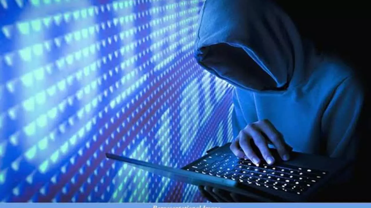 He stole nearly 1 lakh rupees from a youth by saying 'I am calling from DM office'