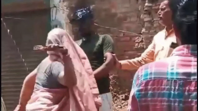 Jhansi News: युवक के साथ बर्बरता, चेहरे पर पोती कालिख, चप्पलों से पीटा और गांव में घुमाया गया