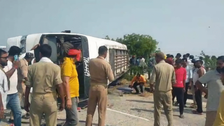 Jaunpur News: जौनपुर में सड़क हादसा, हाईवे पर अनियंत्रित होकर पलटी प्राइवेट बस, चार की मौत आधा दर्जन से अधिक घायल