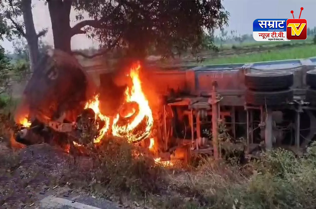 Sitapur News Speeding dumper collides with a tree on the roadside