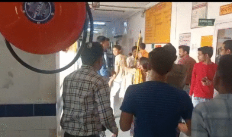 Etawah News: जिला अस्पताल में तीमारदार और कर्मचारियों के बीच मारपीट, वीडियो वायरल