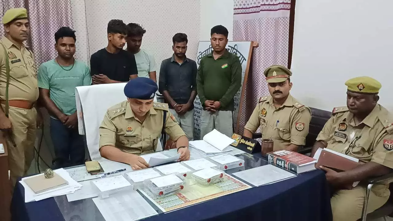 Gang selling fake jewellery caught by police