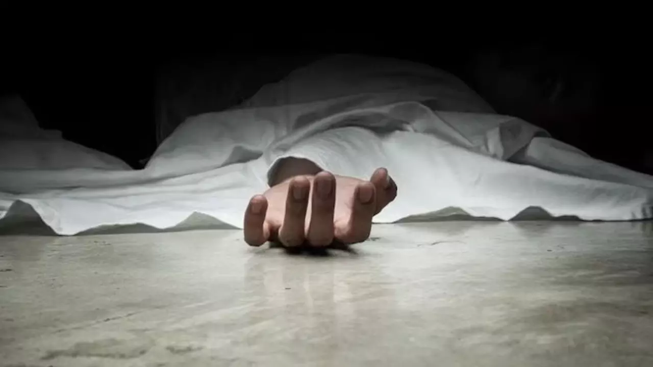 Hurt by her mother's scolding, a student committed suicide by jumping in front of a train
