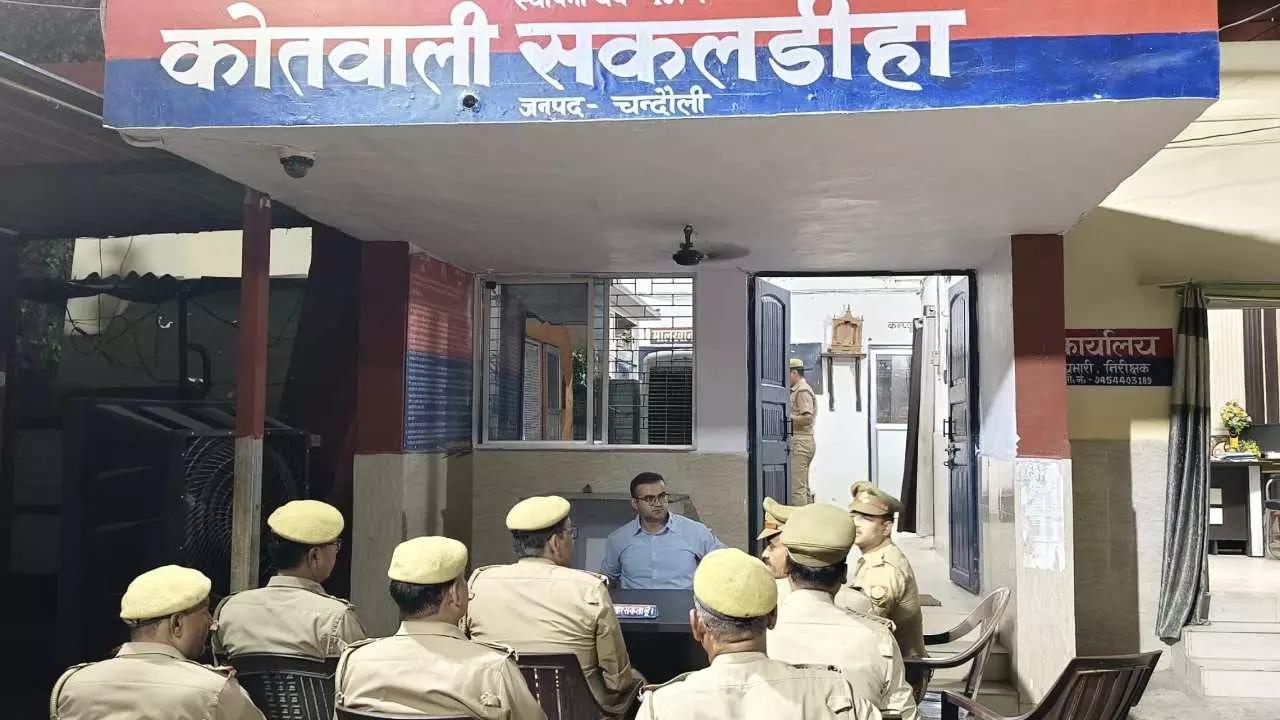 SP Aditya Langhe did night inspection of Sakaldiha police station