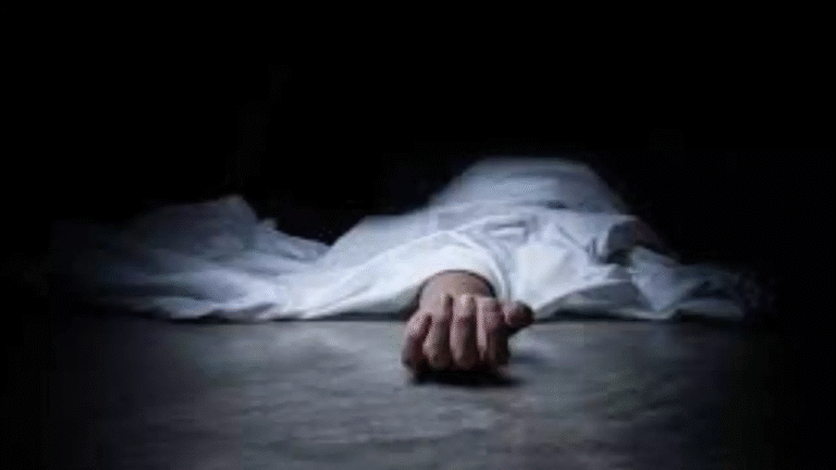 Banda News: पोस्टमार्टम हाउस में पसरा मातम, सात शवों के सामने परिजनों को रोता देख हर आंख हुई नम