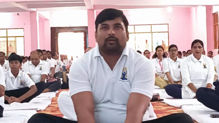 Sitapur News: सीतापुर में 11वें अन्तर्राष्ट्रीय योग दिवस पर सेक्रेट हार्ट स्कूल में भव्य सामूहिक योगाभ्यास, वृक्षारोपण अभियान भी चला