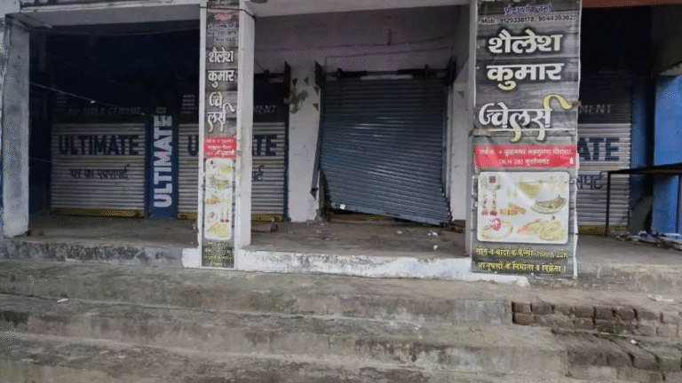 Lakhs stolen from a jeweler's shop in Hata area