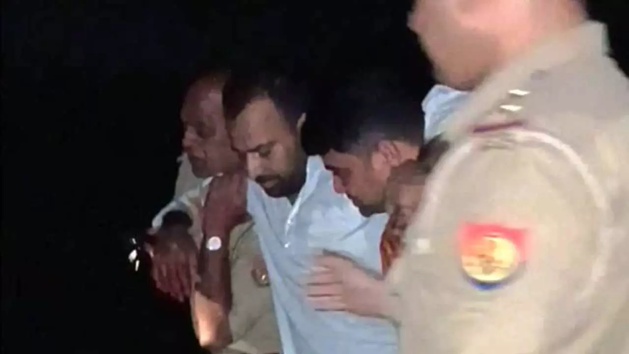 A criminal with a reward of Rs 25,000 escaped after snatching a pistol from custody
