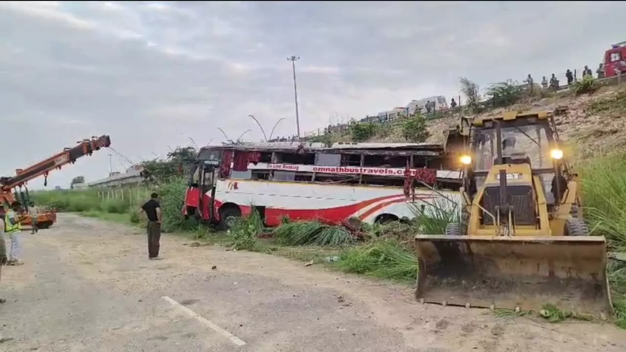 The bus going from Bihar to Delhi derailed on Etawah Expressway