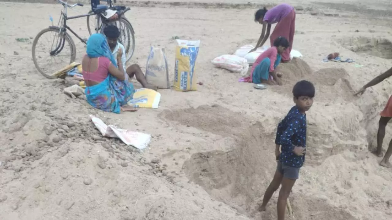 Illegal sand mining is going on rampantly in Mahevaghat police station area