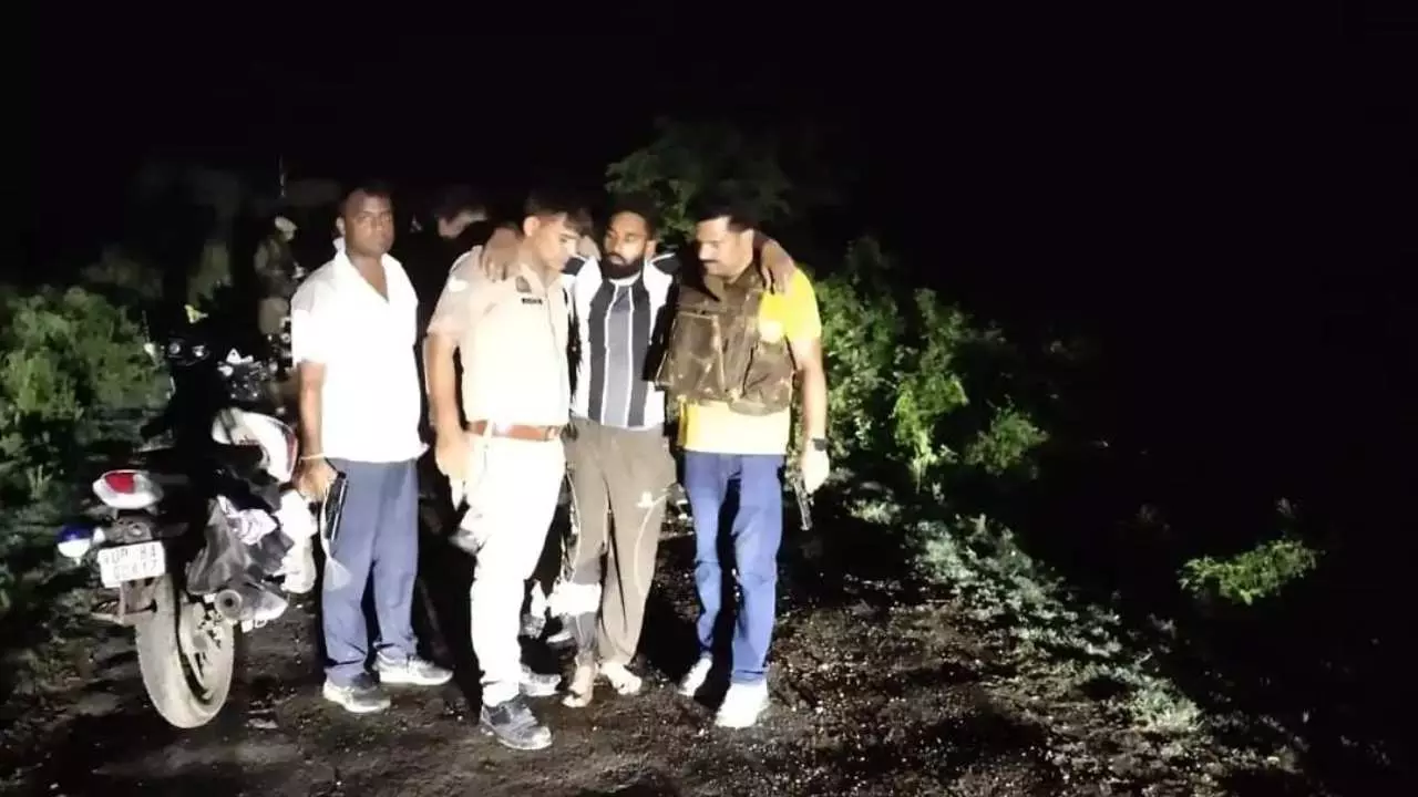Encounter between police and miscreants in Mainpuri