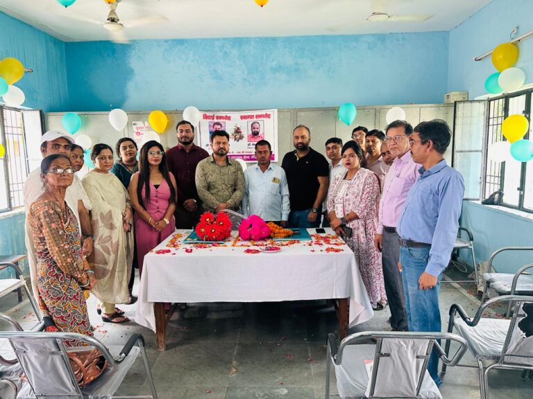 Dr. Vinay Kumar Pal was given an emotional farewell at Mirganj CHC