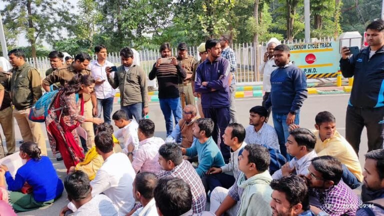 हम कीड़े-मकोड़े नहीं है...न्याय करो..., 69000 शिक्षक भर्ती अभ्यर्थियों ने घेरा डिप्टी सीएम का आवास, मचा हंगामा