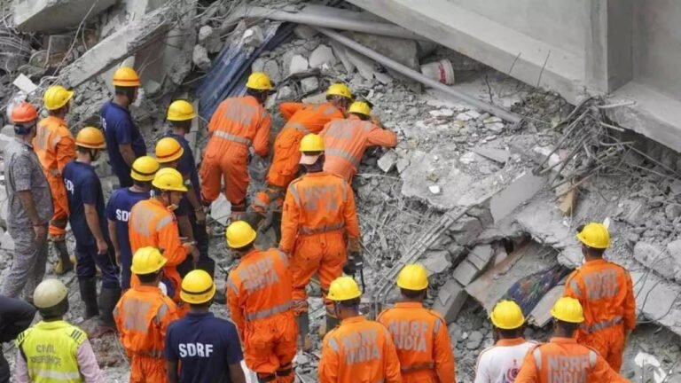 दिल्ली में दर्दनाक हादसा! दरियागंज में गिरी 3 मंजिला बिल्डिंग, 3 मजदूरों की मौत, रेस्क्यू टीम मौके पर मौजूद