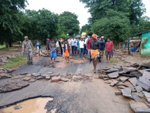 कलेक्टर और पुलिस अधीक्षक ने किया बाढ़ प्रभावित क्षेत्रों का निरीक्षण, राहत कार्यों की समीक्षा