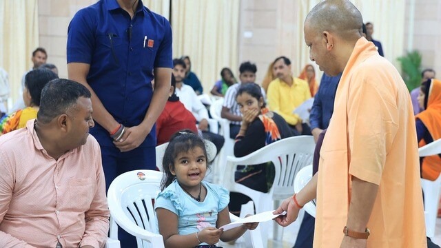 योगी जी! डॉक्टर बनना है, एडमिशन करा दीजिए..., मासूम मायरा की माँग पर CM ने तुरंत अफसरों को दिए निर्देश