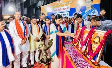 Lucknow News : लखनऊ में अपना दल (एस) की समीक्षा बैठक, पंचायत चुनाव को लेकर आरपी गौतम का बड़ा बयान