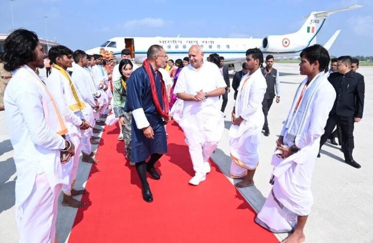 Ayodhya News: पत्नी संग अयोध्या पहुंचे भूटान के प्रधानमंत्री, रामलला के किए दर्शन