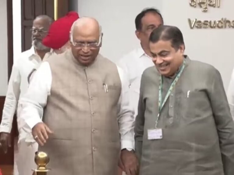 "उपराष्ट्रपति चुनाव में दिखा सियासी 'मेल-मिलाप'! जब गडकरी-खड़गे थामे हाथ, धुर विरोधी भी आए पास"