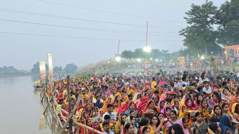 Chhath Mahaparv : सिद्धार्थनगर घाट पर उमड़ी श्रद्धालुओं की भीड़, छठी मैया को अर्घ्य अर्पित