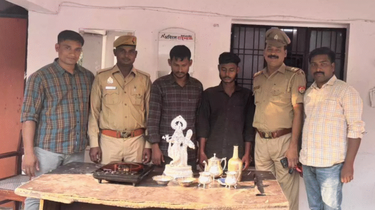 Lucknow News: गोमतीनगर विस्तार से दो शातिर चोर गिरफ्तार, भारी मात्रा में चांदी-धातु और मोबाइल बरामद
