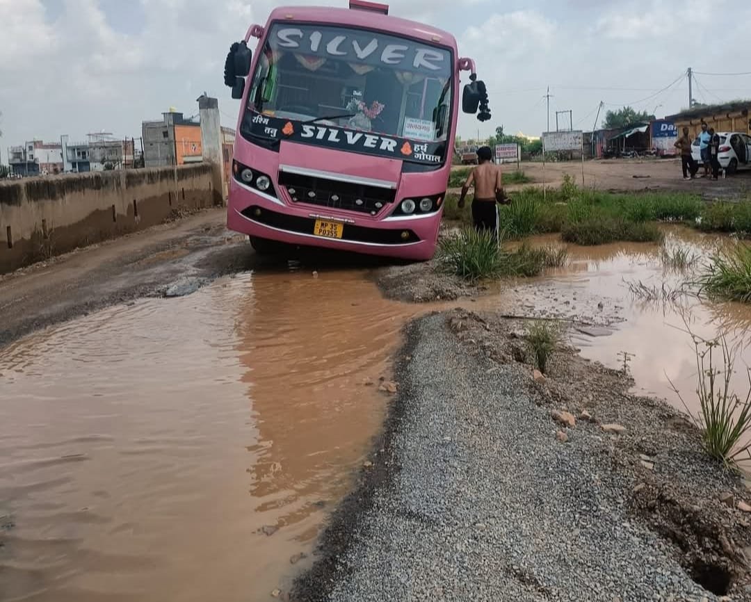 Panna News : नवागत कलेक्टर ऊषा परमार ने सड़क हादसे के बाद तत्परता दिखाई, दिए मरम्मत के निर्देश