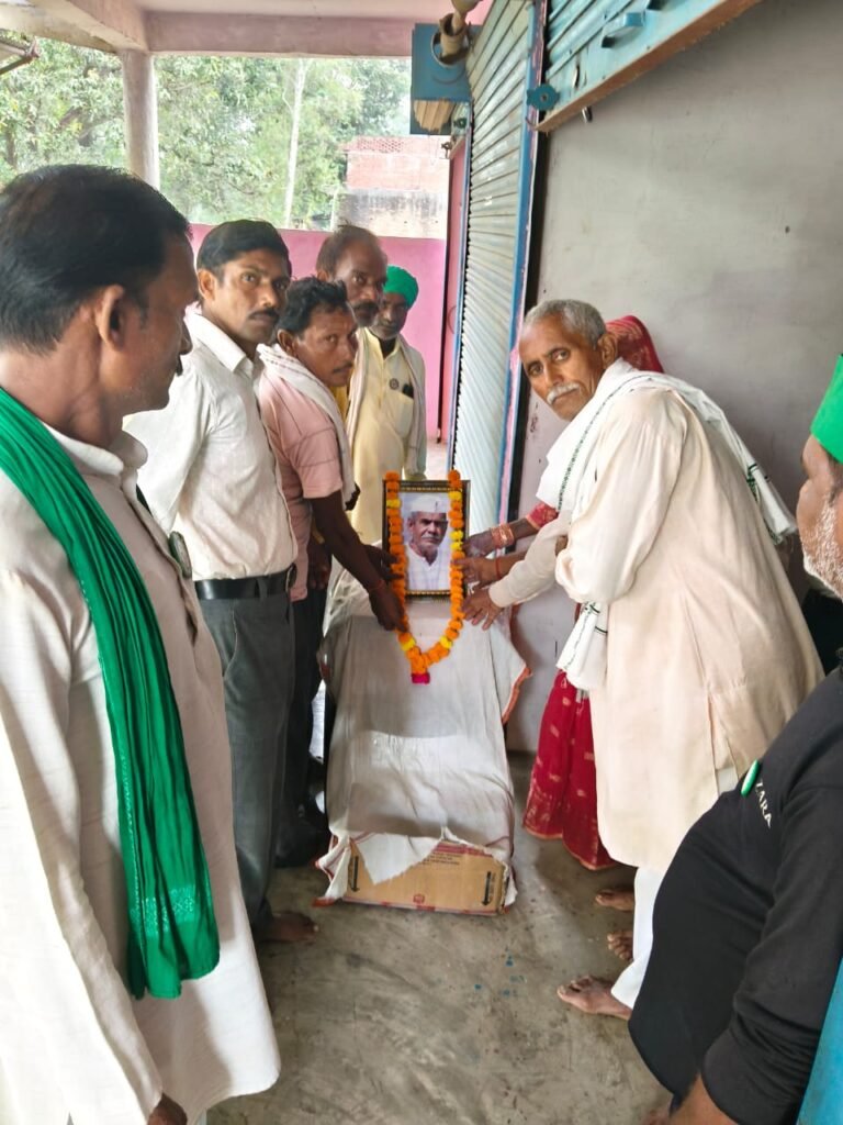 Barabanki News : फतेहपुर में गूंजा किसानों का स्वर, महेंद्र सिंह टिकैत की 90वीं जयंती पर श्रद्धांजलि