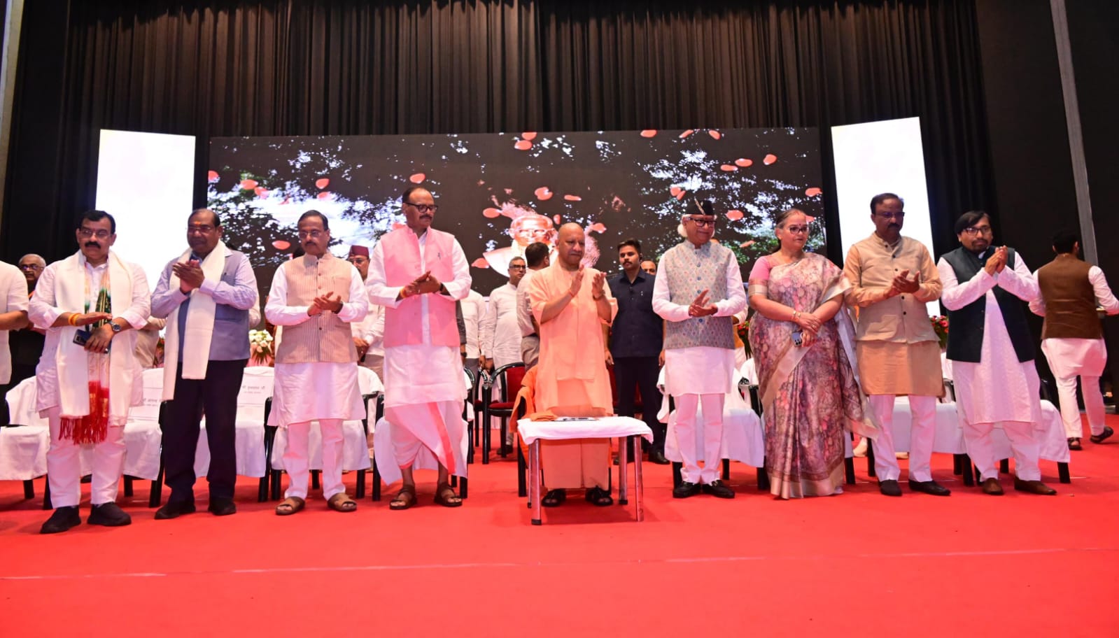 Lucknow News : लखनऊ में मुख्यमंत्री योगी आदित्यनाथ की उपस्थिति में मातृ शक्ति वंदन और 15 सेवा शक्ति केंद्रों का भव्य शुभारंभ