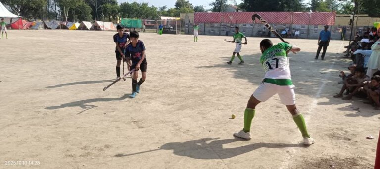 Barabanki News : देवा मेला बाराबंकी में हॉकी प्रतियोगिता का रोमांच चरम पर, दर्शकों ने देखा खिलाड़ियों का दमखम