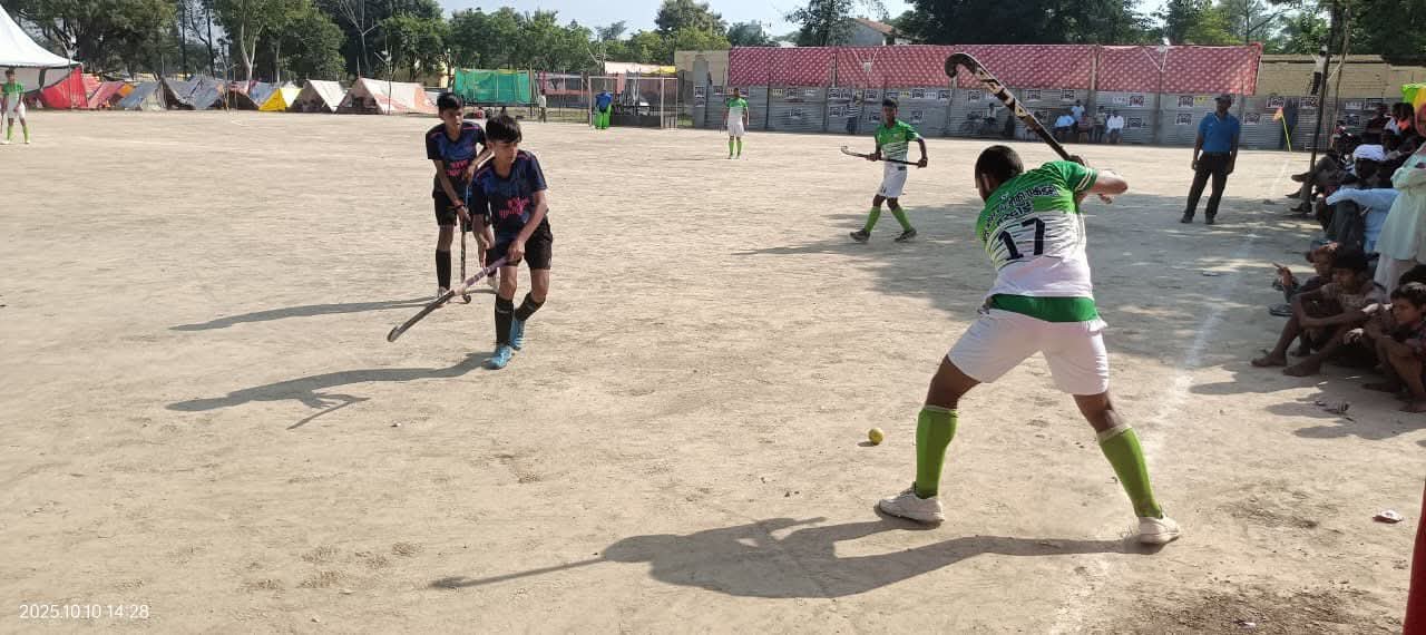 Barabanki News : देवा मेला बाराबंकी में हॉकी प्रतियोगिता का रोमांच चरम पर, दर्शकों ने देखा खिलाड़ियों का दमखम