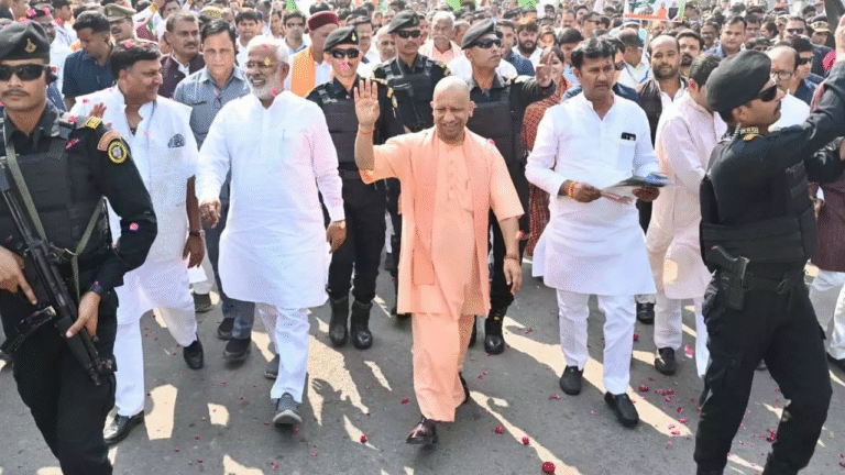 Gorakhpur News: सीएम योगी की अगुवाई में निकली एकता यात्रा, पुष्पवर्षा और राष्ट्रगान से गूंजा गोरखपुर