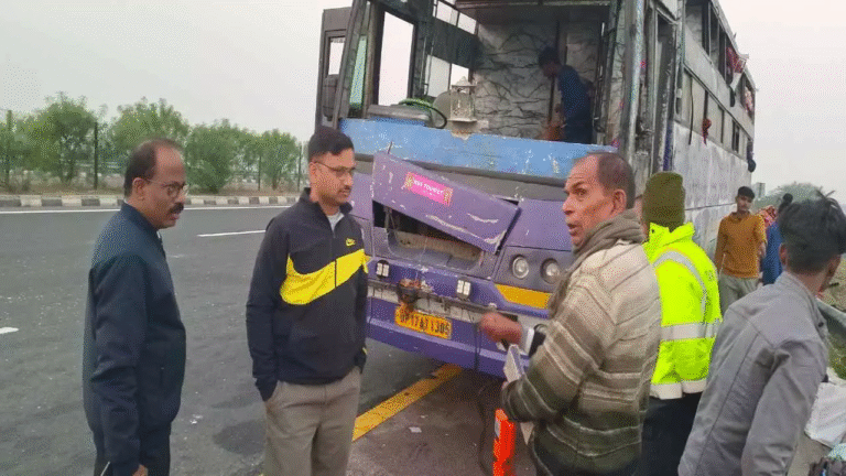 Kannauj News: लखनऊ-आगरा एक्सप्रेसवे पर डबल-डेकर बस पलटी, 40 यात्री घायल – ड्राइवर की झपकी बनी हादसे की वजह